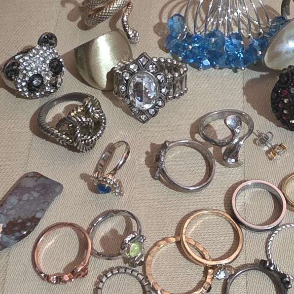 LOT OF RINGS AND PENDANTS KEEP OR RESELL - Picture 3 of 7